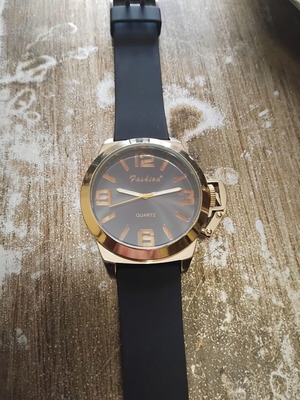 Fadhian Quartz men's watch used with black silicone strap and gold case