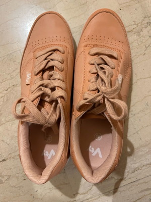 Women's athletic shoes used, size 39, pink coral tone
