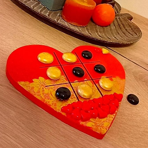 Handmade ceramic heart-shaped tic tac toe new, hand-painted
