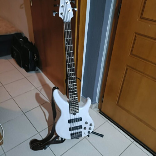 Yamaha TRBX-505 5-string bass guitar