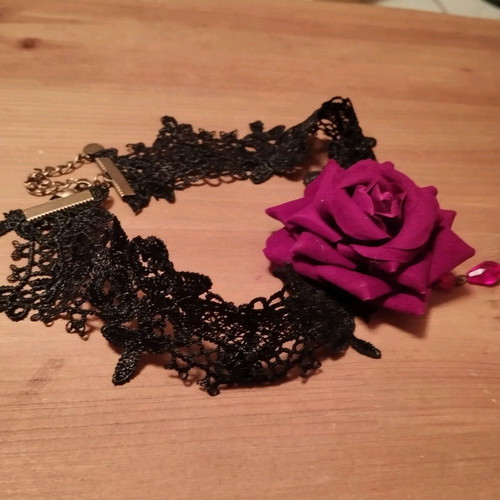 Choker with rose in like new condition