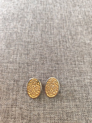 Clip-on earrings like new