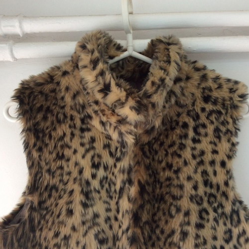 Bershka sleeveless vest used, size M, eco fur