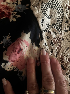 Short dress with lace size M, dark blue with roses, ecru lace Colosseum