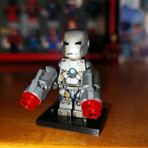Iron Man MK 1 figure like new with stand and two pistols LEPIN