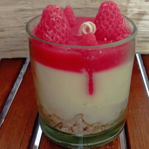 Strawberry dessert scented jar candle 180g