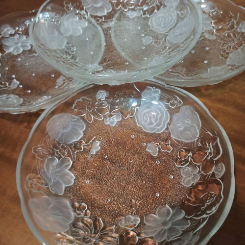 Serving plates like new, set of 4 with embossed floral design