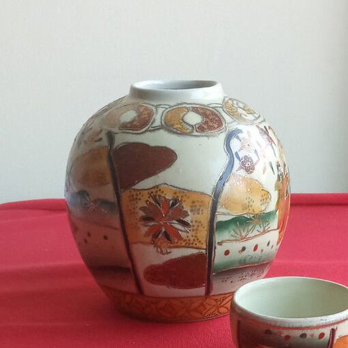 Vintage Chinese porcelain ginger jar with lid