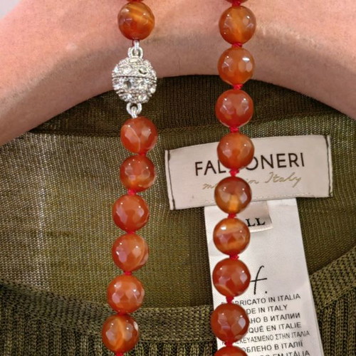Necklace new with pearls and red agate tache