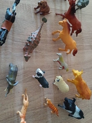 Farm and jungle animal figures used, pack of 15
