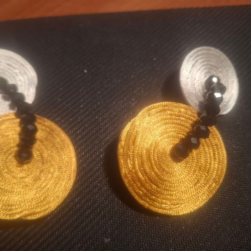 Dangling earrings like new in gold and silver tones