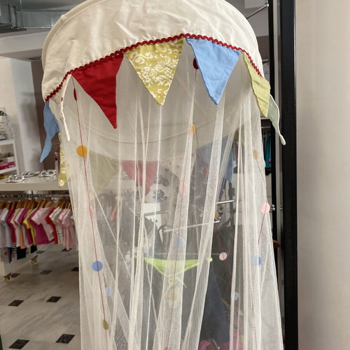 Mosquito net like new with cotton flags