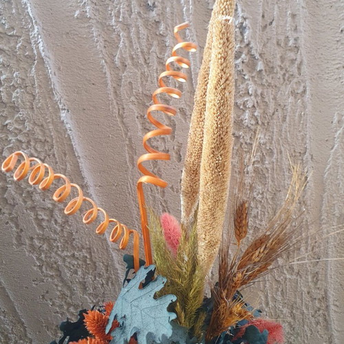 Vase with flowers used, in good condition