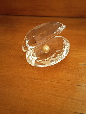 Swarovski clam crystal figurine