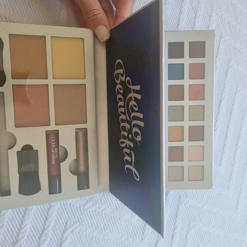 Makeup case new, practical and easy to use
