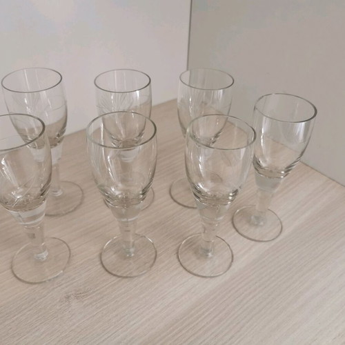 Liqueur/Cognac glasses like new, set of 7 with embossed design