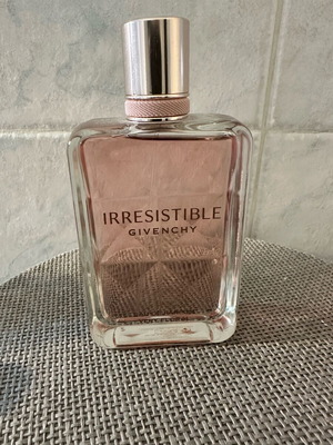 Givenchy Irresistible Very Floral Eau De Parfum 80ml new unused