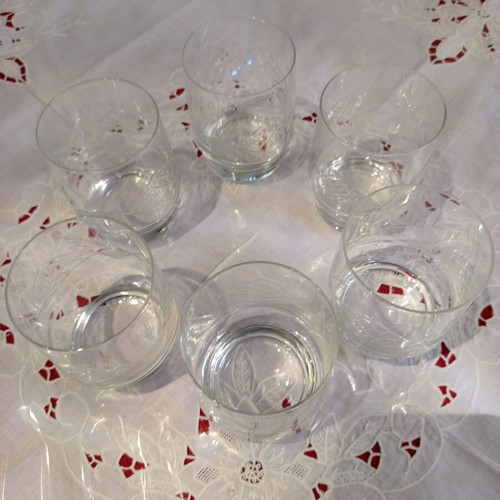Vintage crystal whiskey glasses set of 6 like new with embossed design