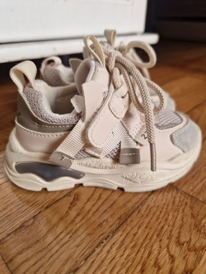 Girls' beige athletic shoes used, sizes 22-23