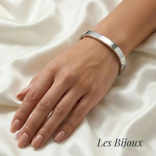Minimal silver stainless steel bracelet new, does not tarnish