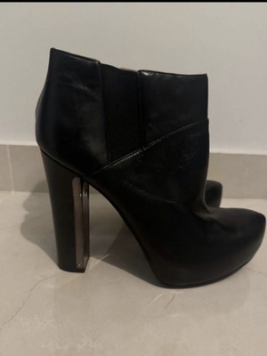 Guess leather ankle boots new, black, size 40