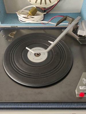 Old turntable used, functional with needle, speaker issues