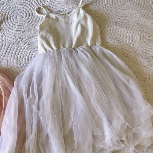 Girls' clothing set like new, 2 dresses and 2 shorts for 4-5 years old