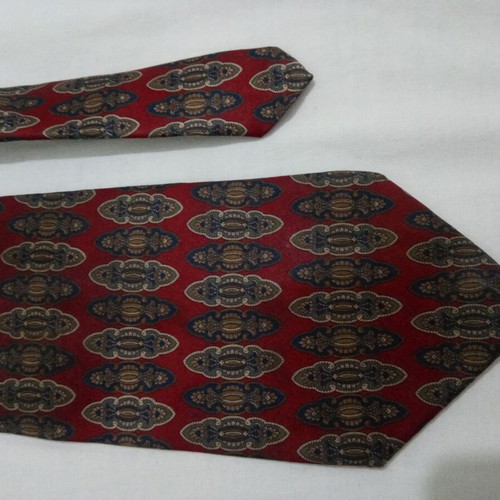 Vintage Bill Blass American tie like new, red multicolor