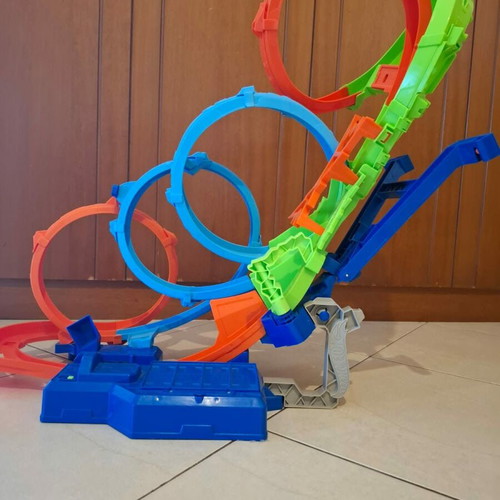 Hot Wheels Crash Track with 4 Loops like new