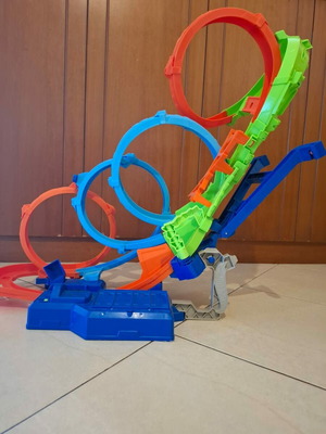 Hot Wheels Crash Track with 4 Loops like new
