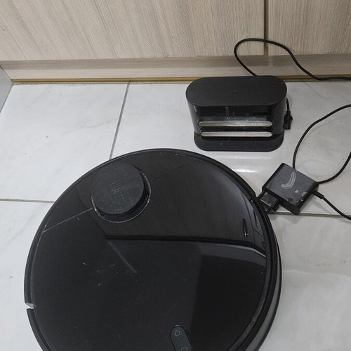 Xiaomi robot vacuum like new with mop and accessories