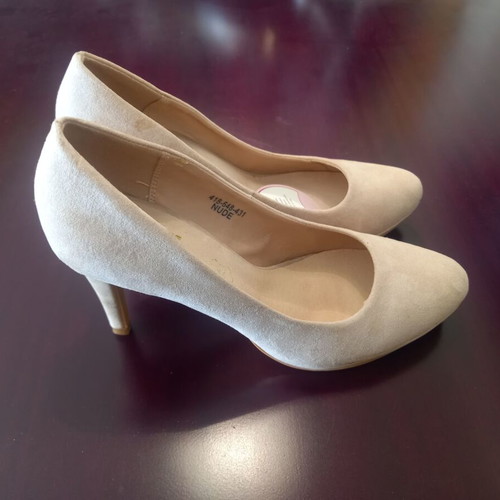 VoI & Noi Suede Nude Pumps size 38, new, 9 cm heel