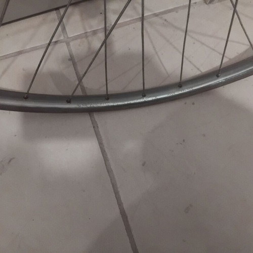 Bicycle wheels used with tires and inner tubes