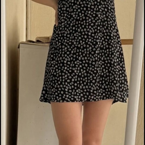 Bershka women's dress black with daisies like new, size M