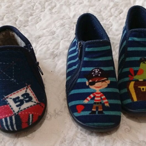 Children's slippers like new, sizes 22 and 23, pirate design