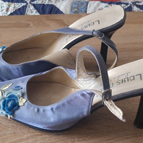 Feminine satin shoes with embroidery like new, size 37, multicolor