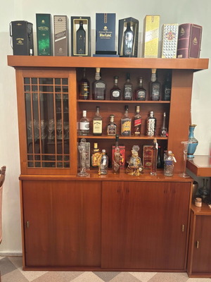 Μπαρ σε φωτισμό και αποθηκευτικούς χώρους