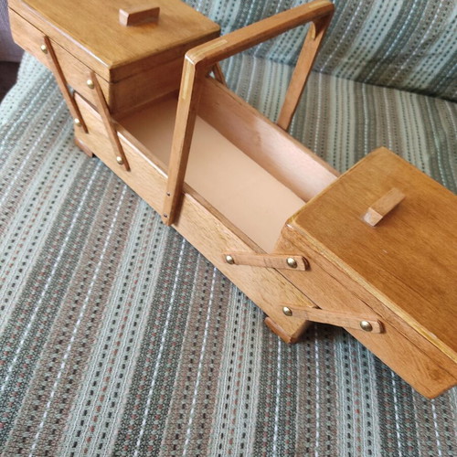 Wooden sewing box with handle, vintage style