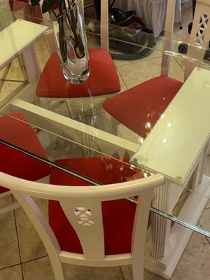 Τραπεζαρία με τζάμι και 4 καρέκλες μεταχειρισμένη