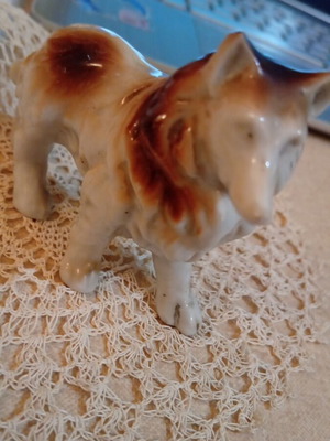 Porcelain dog figurine 1950, like new, English porcelain