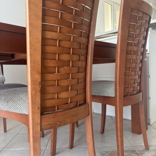 Solid wood extendable dining table with 4 chairs