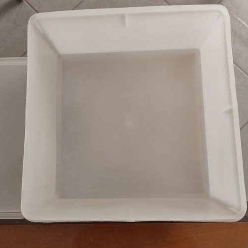 Tupperware bowl like new, square 0.33x0.33x0.15 m