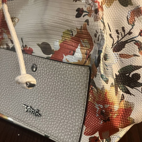 Verde shoulder bag like new, white with multicolor floral design