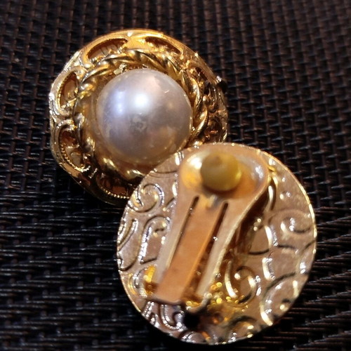 Round clip earrings like new, gold color, 2cm diameter