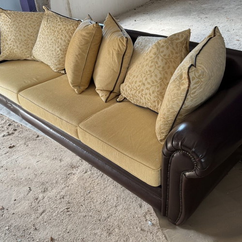 Furniture set like new with corner leather sofa and dining table