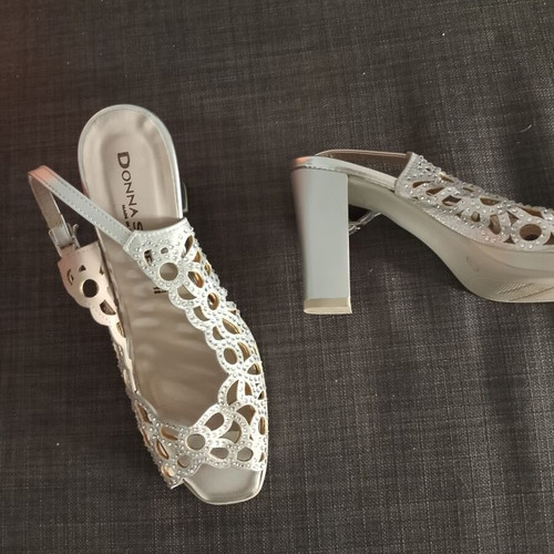 Donna Serena Anatomical Silver Platform Sandals Size 40 Like New