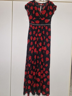 Guess dress medium size black with red roses like new