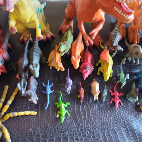 Dinosaur figures like new, pack of 9 large and 30 small to medium