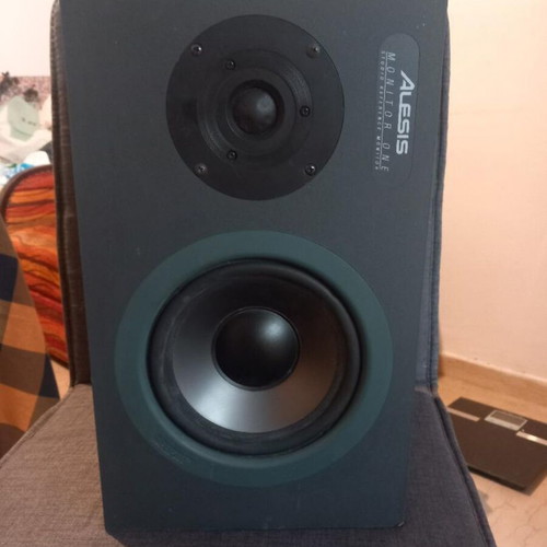 Alesis Monitor One studio speakers 4 ohm 200 watt