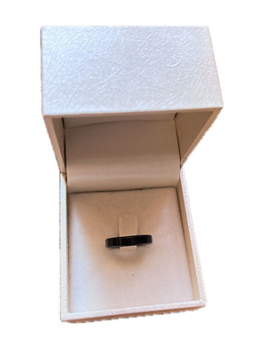 Black ring new that does not tarnish